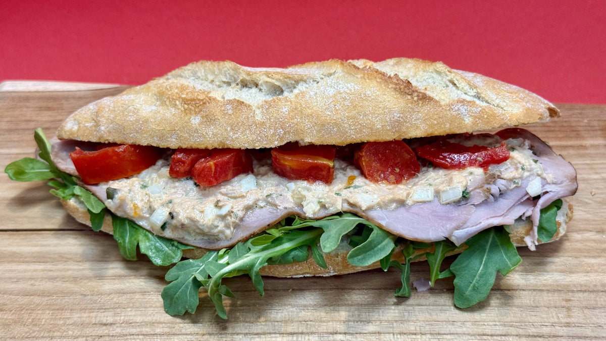 Rustiek broodje Vitello Tonnato