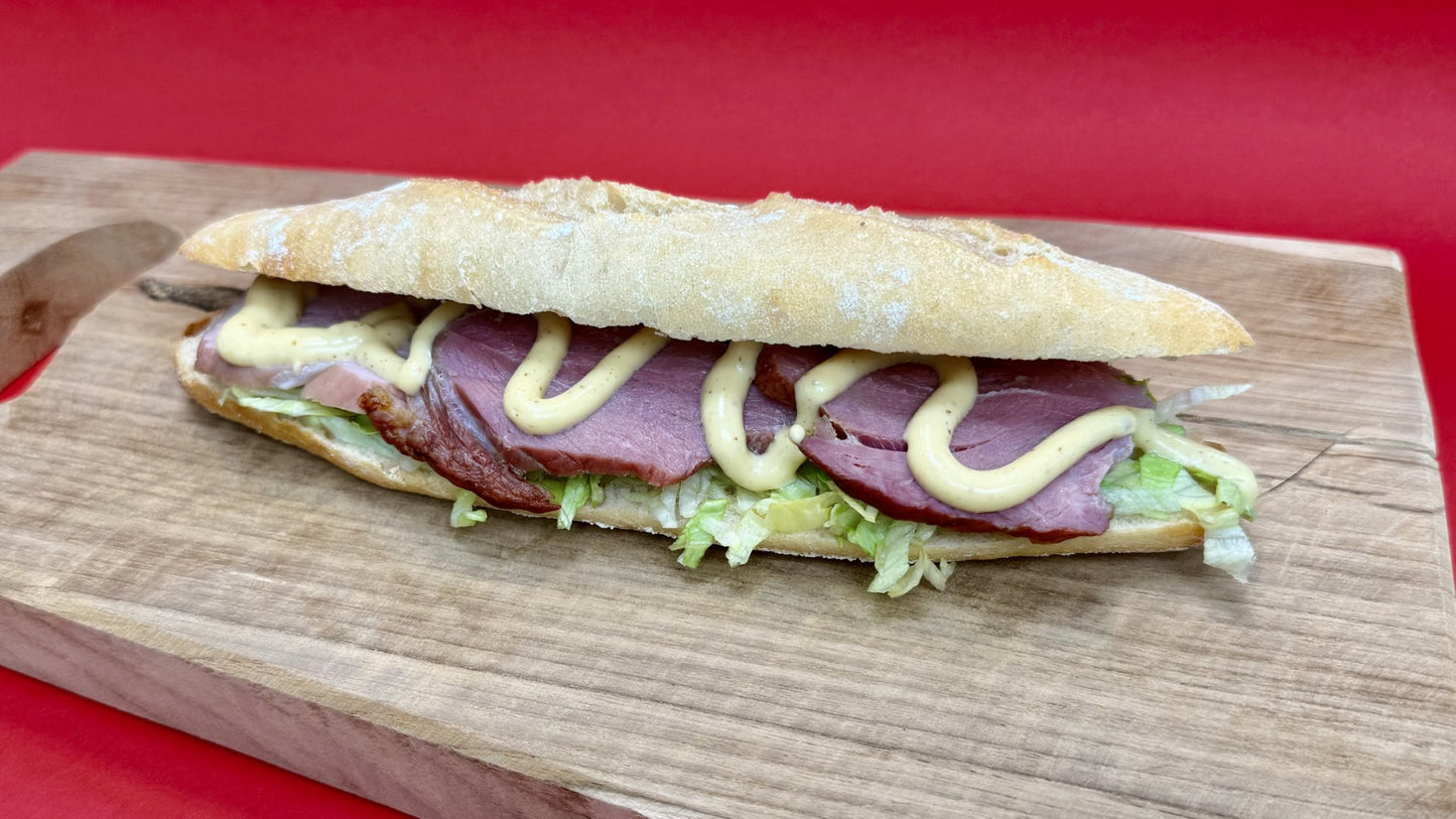 Broodje warme beenham met honing-mosterdsaus
