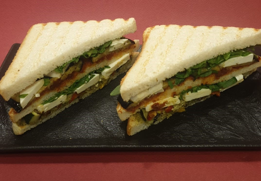 Sandwich geroosterde groentes en feta