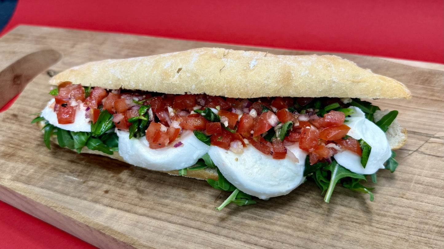 Broodje mozzarella met een salsa van groentes